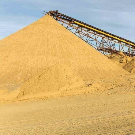 conveyor-belts-in-an-installation-for-sorting-sand-for-concrete-production-and-construction-activities
